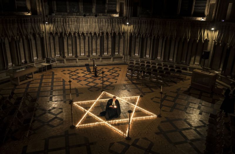 Šest set svíček ve tvaru Davidovy hvězdy hoří na památku obětí holocaustu v anglickém York Minsteru.