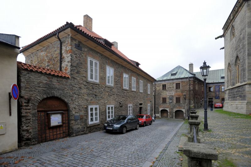 Památkově chráněná budova farnosti naproti Chrámu sv. Bartoloměje v Kolíně.