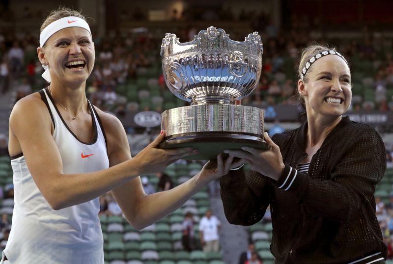 Lucie Šafářová s Bethanií Mattekovou-Sandsovou slaví titul z Australian open