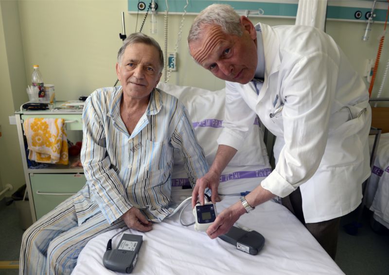 Profesor Jan Pirk (vpravo) s pacientem v pražském Institutu klinické a experimentální medicíny (IKEM).