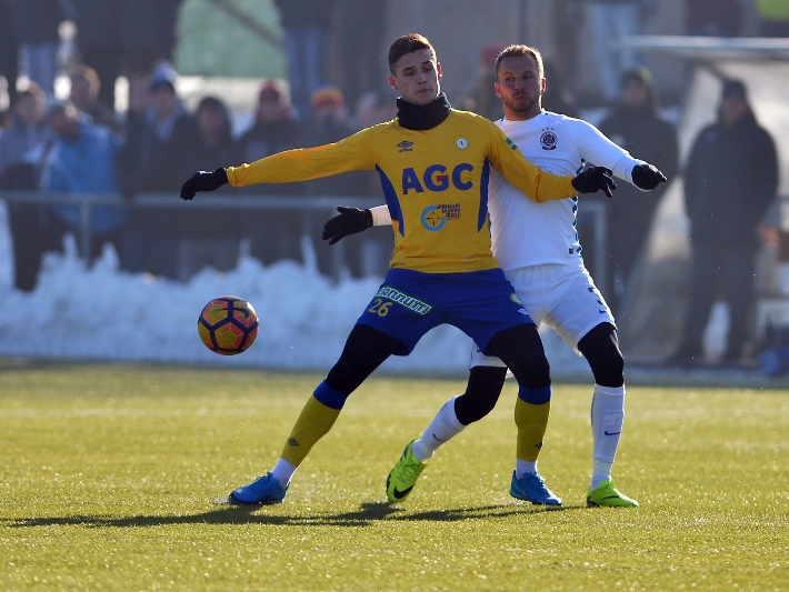 Takhle Michal Kadlec bránil v přípravě teplického útočníka Romana Potočného, forvardi rakouského Grazu mu v sobotním duelu příliš starosti neudělali.