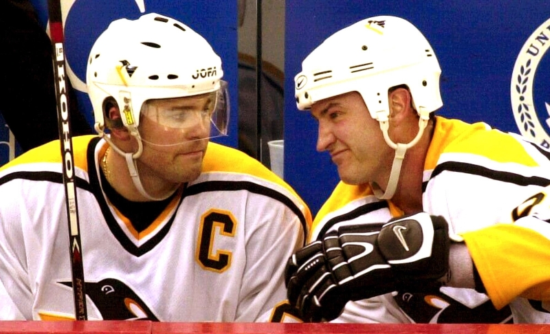Na této fotce z roku 2001 jsou Jaromír Jágr a Mario Lemieux ještě jako spoluhráči v dresu Penguins.