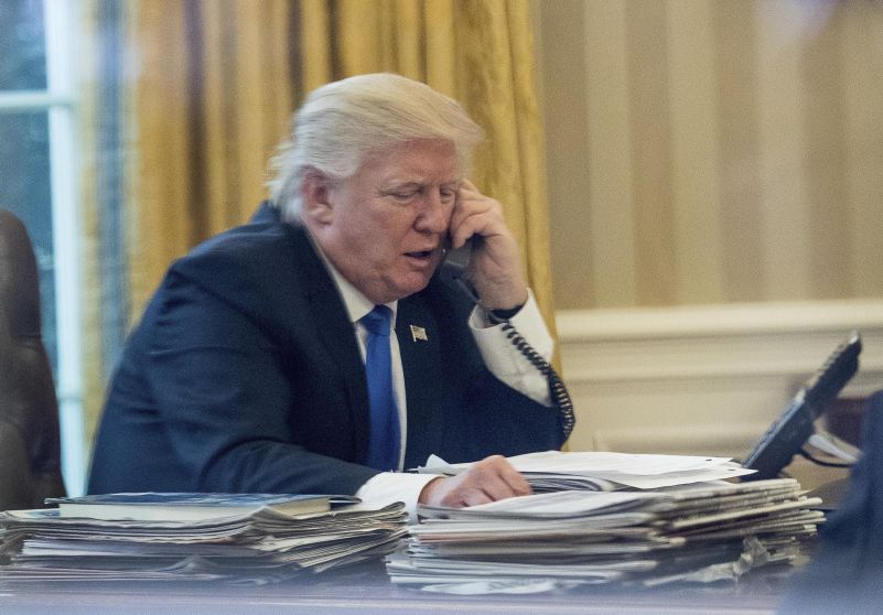 Donald Trump při telefonátu v Oválné pracovně Bílého domu. 