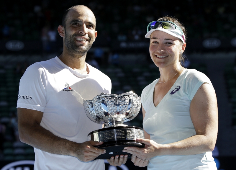 Abigail Spearsová slaví se svým parťákem svůj první grandslamový titul.
