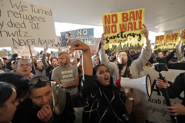Zmatky a protesty, kvůli Trumpově nařízení.