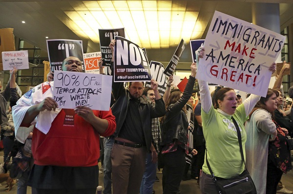 Lidé protestují proti Trumpovým migračním výnosům.