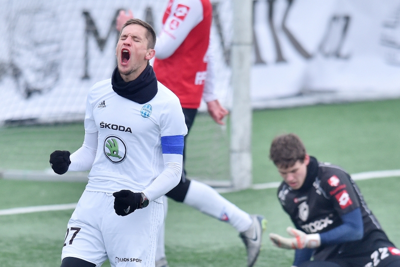 Lukáš Železník se raduje z branky do sítě Pardubic ve finále Tipsport ligy.