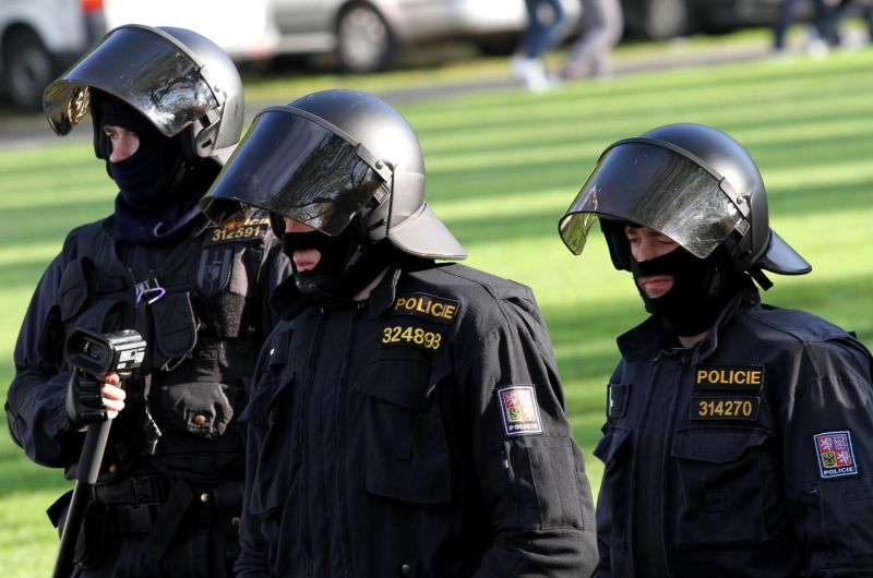 Policejní těžkooděnci.