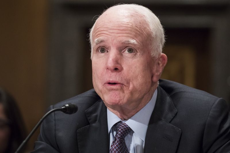 Senátor John McCain.