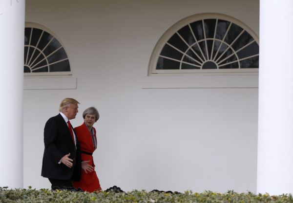 Premiérka Theresa Mayová s prezidentem USA Donaldem Trumpem. 