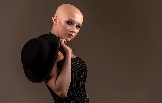 Patnáctiletá dívka s alopecií chce svými fotografiemi inspirovat lidi se stejným onemocněním, aby se nestyděli za svůj vzhled.
