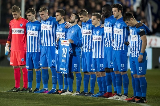 Fotbalisté belgického Genku vzdávají hold minutou ticha Stepahnii Buysserové a její rodině.
