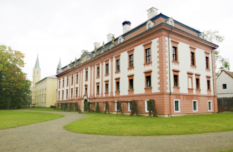Zámek v Kuníně. Zámek v Kuníně.