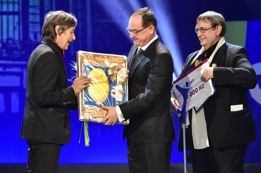 Za nejlepší mužský herecký výkon byl oceněn Martin Polách z libereckého Divadla F. X. Šaldy za roli Patrona Fortunata v komedii Poprask na laguně. Cenu přebíral Ladislav Dušek (vlevo). Vpravo je předseda Herecké asociace Jiří Hromada.