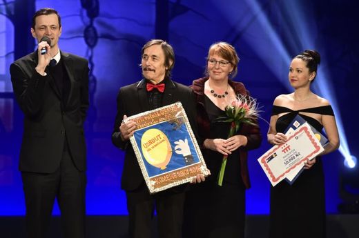 Divadelní komedií roku 2016 se stalo představení Poprask na laguně v režii Martina Černého (vlevo) a podání herců Divadla F. X. Šaldy Liberec . Druhá zprava je ředitelka libereckého divadla Jarmila Levko, druhý zleva herec Ladislav Dušek.