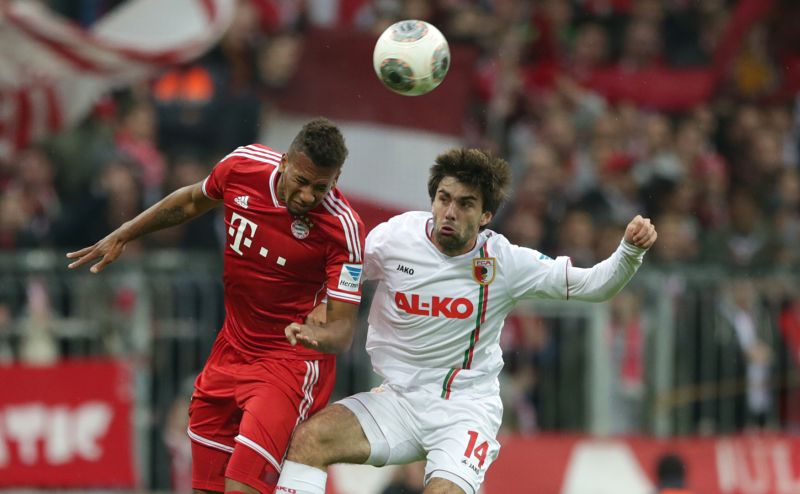 Jan Moráek v souboji s Boatengem s Bayernu.