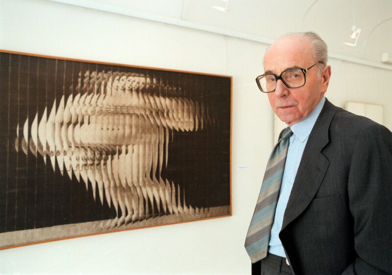 Jiří Kolář před jednou ze svých koláží (snímek z roku 1995).