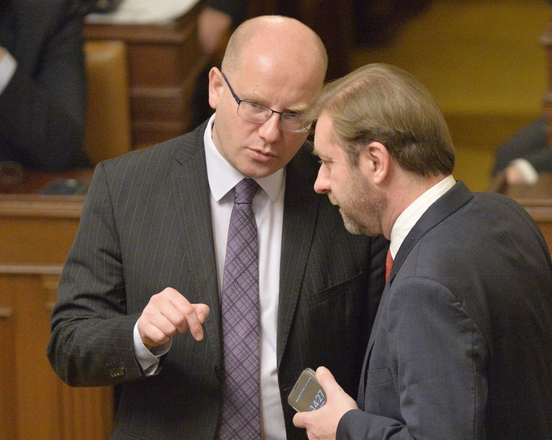 Zleva premiér a předseda ČSSD Bohuslav Sobotka a předseda poslaneckého klubu sociální demokracie Roman Sklenák.