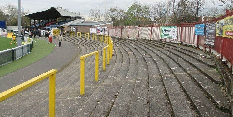 Tribuny v Suttonu.