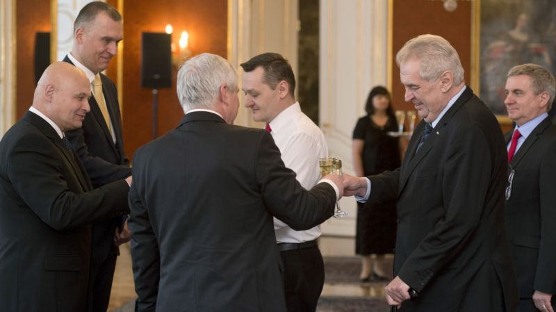 Miloš Zeman jmenuje novými členy bankovní rady České národní banky Oldřicha Dědka (vlevo) a Marka Moru (druhý zleva).
