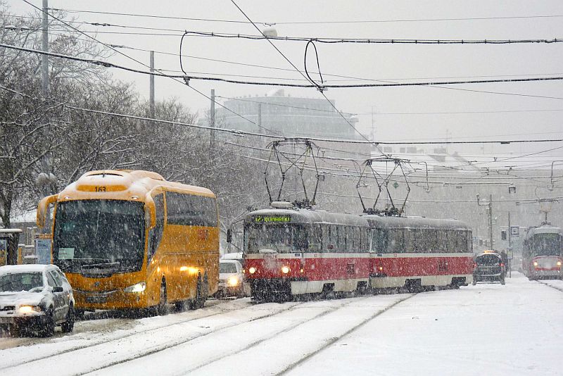 Linky městské hromadné dopravy v Brně nabíraly odpoledne kvůli nepřetržitému sněžení zpoždění.