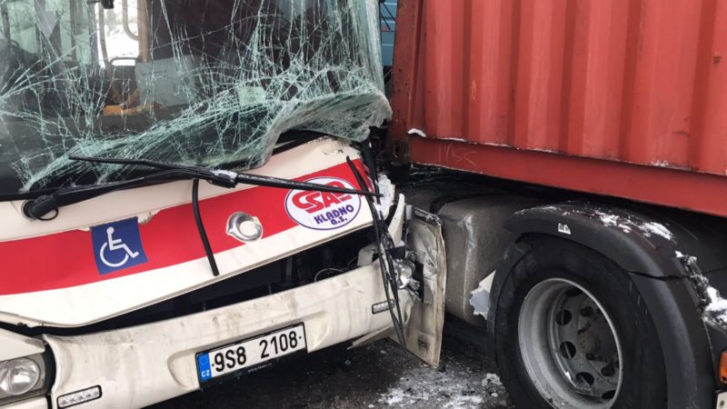 U Kněževsi se střetly kamion a autobus, při nehodě se dva lidé zranili. 