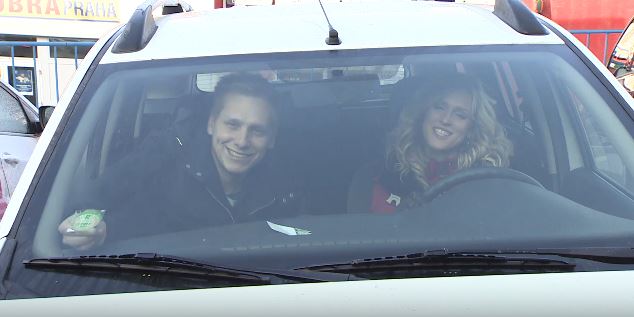 Adam Novotný a Lucie Šprinclová poradí, jak snadno odlepit dálniční známku.