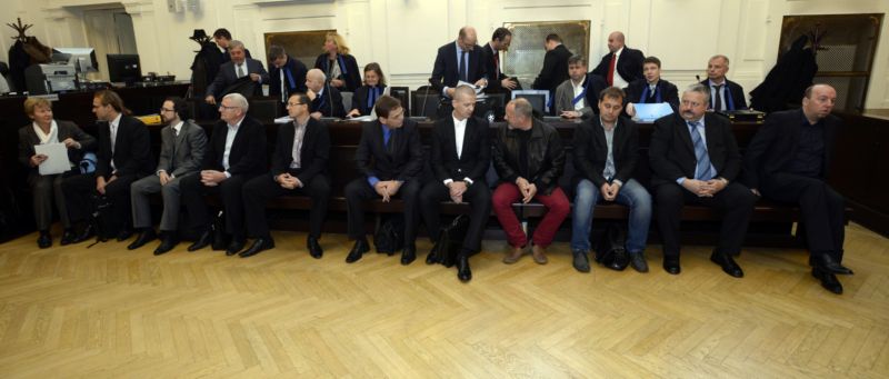 Obžalovaní kauzy ProMoPro (G. Girstl první zprava).