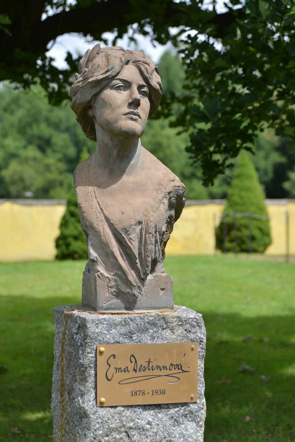 Busta Emy Destinové u hradu a zámku v Stráži nad Nežárkou, kde se nachází i její muzeum.