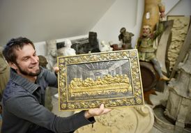 Sbírku Muzea Jindřichohradecka loni obohatilo na 1500 nových sbírkových předmětů. Mezi nejvýznamnější přírůstky patří železný reliéf Poslední večeře Páně v kovovém rámu, který byl vyroben v polovině 19. století.