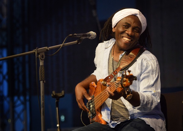 Americký zpívající basový kytarista Richard Bona.