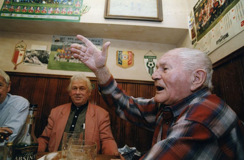Spisovatel Bohumil Hrabal (vpravo).