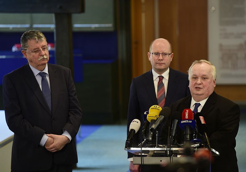 V popředí nový ředitel Národního bezpečnostního úřadu (NBÚ) Jiří Lang, vpravo premiér Bohuslav Sobotka, vlevo vládní zmocněnec pro kybernetickou bezpečnost Dušan Navrátil.