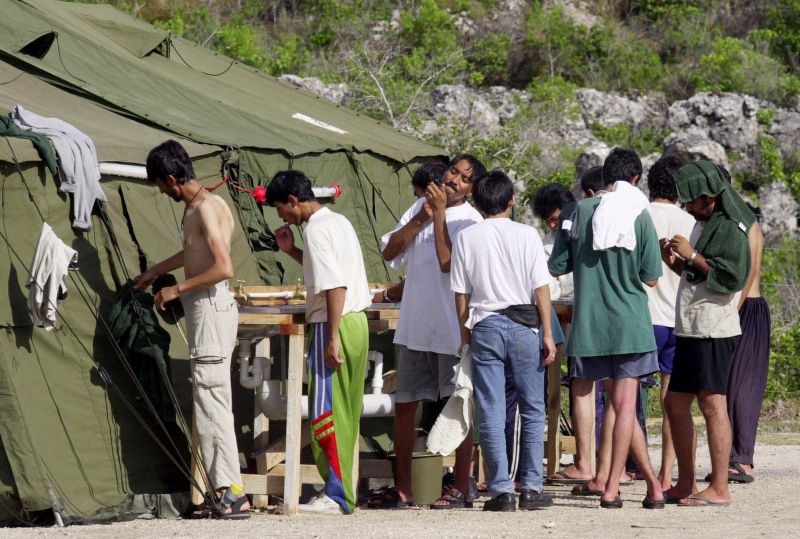 Uprchlíci v záchytném táboře na ostrově Nauru.