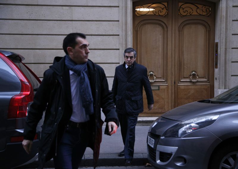 Prezidentský kandidát Fillon opouští svůj byt v Paříži.