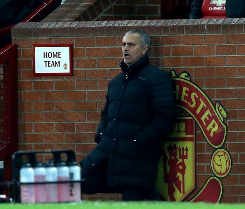 Trenér Manchesteru United José Mourinho při utkání s Hullem.
