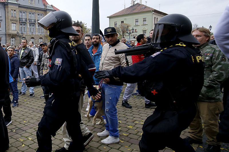 Případ vyvolal ve městě napětí. Na pietním shromáždění ve městě protestovalo asi 300 Romů, velká část jich pak šla k místu neštěstí. Majitel pizzerie i jeho zaměstnanci byli terčem výhrůžek.