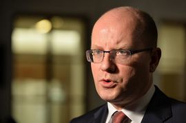 "Sociální demokracie nechce stavět kandidáta za každou cenu. Já to nemohu vyloučit, ale současně mohu říci, že to pro nás v tuto chvíli není priorita," řekl premiér a šéf ČSSD Bohuslav Sobotka.