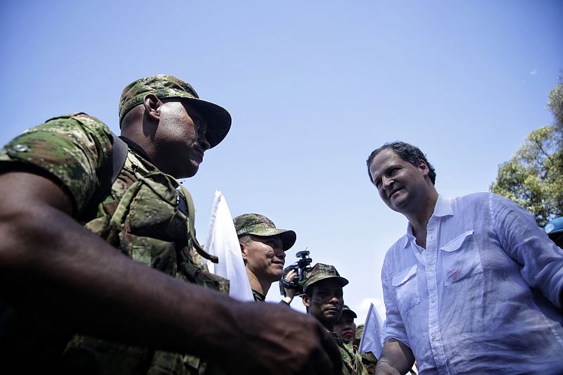 Příslušníci FARC a mírový komisař pro Kolumbii Sergio Jaramillo (vpravo).