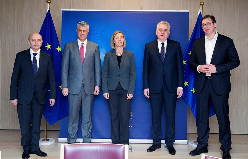 Kosovský prezident Hashim Thaçi (druhý zleva) a jeho srbský protějšek Tomislav Nikolič.
