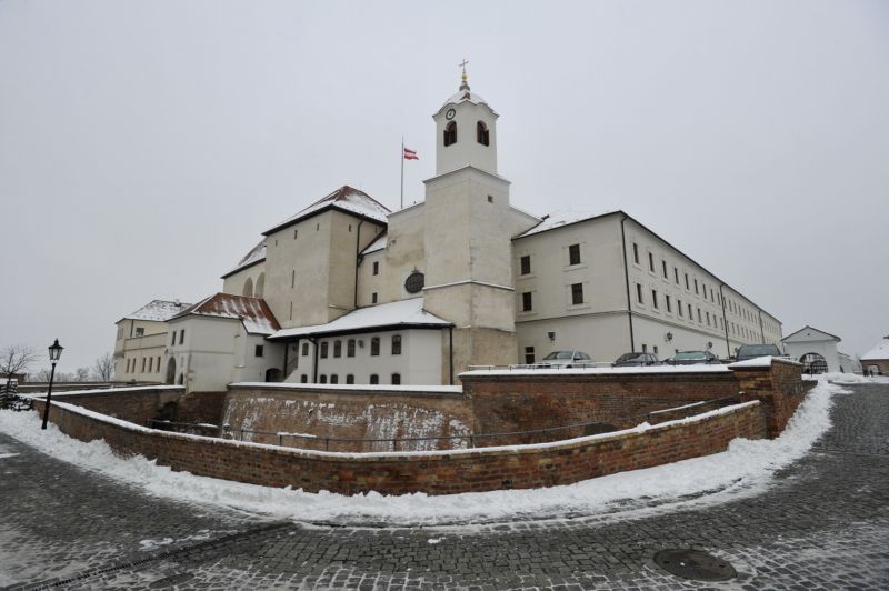 Na Velkém nádvoří se sesunula ze střechy velká sněhová deska.