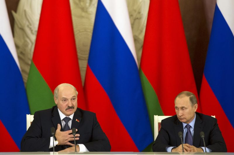 Prezidenti Alexandr Lukašenko (vlevo) a Vladimir Putin.