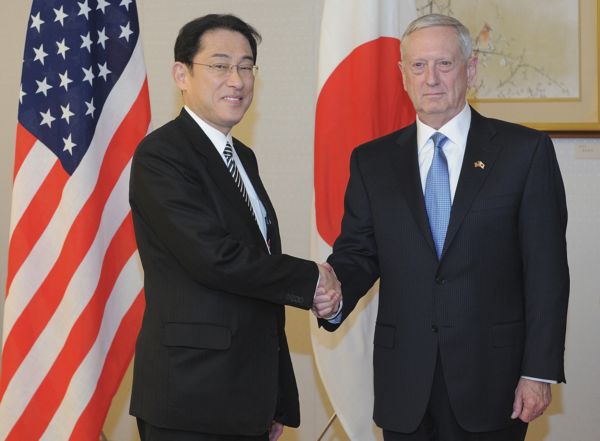 Zleva James Mattis s Japonským ministrem Fumiem Kišidou.