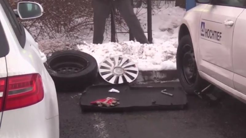 V Kbelské ulici v Praze si ráno patnáct aut prorazilo pneumatiky.