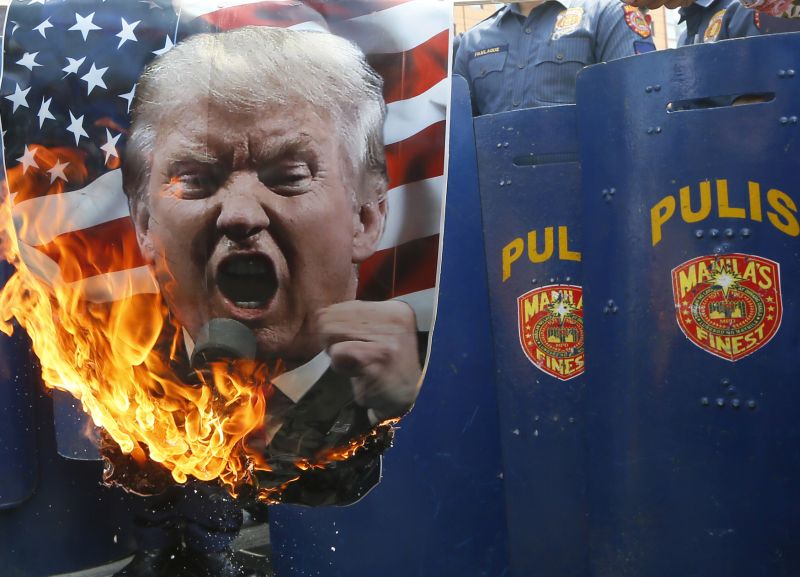 V Indonésii a na Filipínách se protestuje proti Trumpově politice.