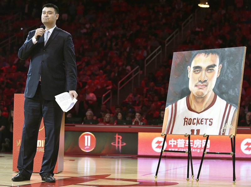 Jao Ming při slavnostním vyvěšení jeho dresu číslo 11 ke stropu haly Houstonu Rockets.