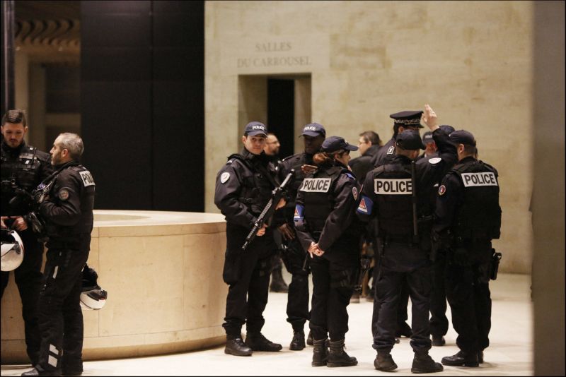 Policisté nedaleko místa činu u pařížského Louvru.