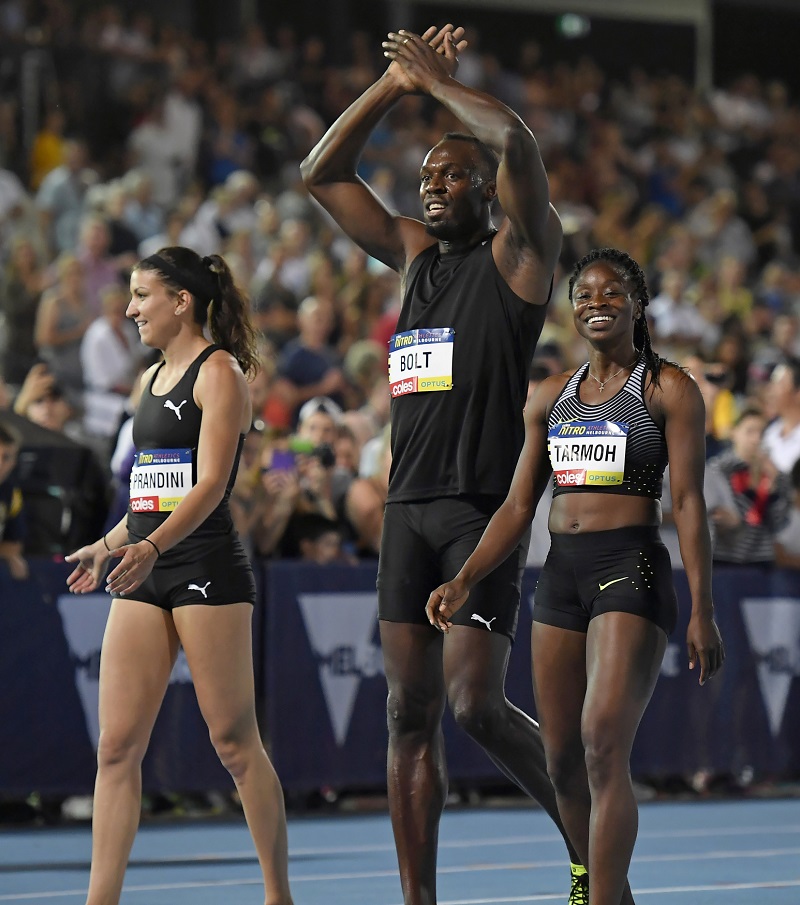 Jamajský sprinter Usain Bolt během exhibičního závodu.