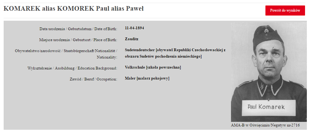 Pokud někde v Česku žijí příbuzní osvětimských dozorců, tak pravděpodobně jen na Těšínsku a Hlučínsku. Tamní obyvatelstvo totiž za války sloužilo v německé armádě, nicméně po roce 1945 nemuselo do odsunu díky historickému slovanskému původu. Těšínsko na seznamu zastupuje například Johann Chmiel z Těšína a Hlučínsko Paul Komarek ze Sudic (na snímku v polské databázi).