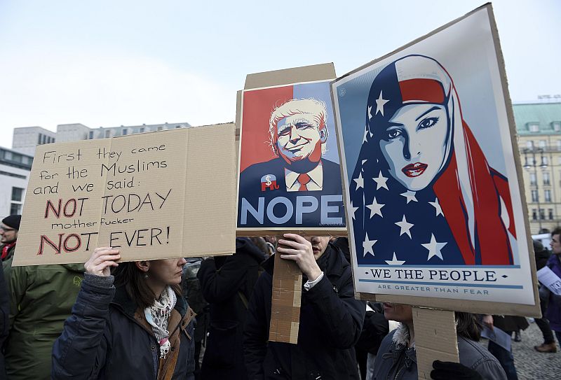 Demonstrace proti Trumpově imigrační politice před americkou ambasádou v Berlíně.